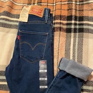 Levi’s high-rise sculpt skinny jeans BNWT